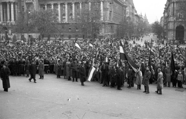 Tüntető tömeg Budapest belvárosában- 1956 (Forrás: Fortepan/ Nagy Gyula)