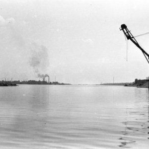 Budapest, XI. Lágymányosi öböl, háttérben a Csepel Művek kéményei.- 1957 (Forrás: Fortepan/ Szánthó Zoltán)