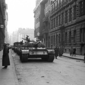 Budapest, V. Honvéd utca, a Szent István körúttól a Balaton utca felé nézve.- 1956 (Forrás: Fortepan/ Pesti Srác)