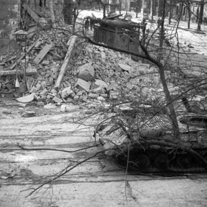 Budapest, IX. Üllői út - Ferenc körút sarok. IS-3 harckocsi roncsa a Kilián laktanya előtt.-1956 (Forrás: Fortepan/ Nagy Gyula)