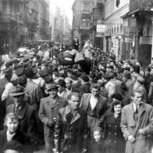 Tüntető tömeg Budapest belvárosában- 1956 (Forrás: Fortepan)