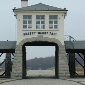 A felirat akárcsak Auschwitzban - Arbeit Macht Frei (a munka szabaddá tesz)