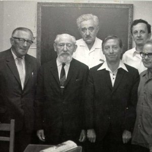 Jobbról balra: Dr. Pfeffermann Emanuel, Kauftheil Jehosua rabbi, Löwy Slomo főkonzul, Philip a levéltár helyettese; Mögöttük: Dr. Márton Lajos a Rádió szerkesztője, történész és Dr. Heimann a Cionista Archivum igazgatója