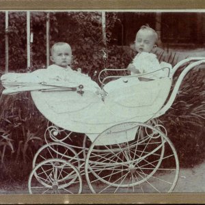 Hochstaedter Antal és Bora gyerekkocsiban, 1908