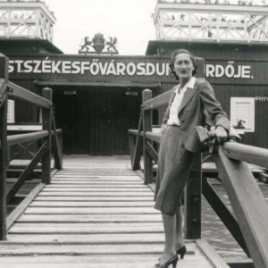 Hochstaedter Bora a Dunai Fürdő bejárata előtt, 1940. szeptember 22.