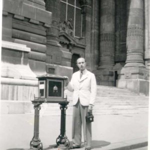 Hochstaedter (Hódosi) Antal, a Tőzsde bejárata előtt, 1940. augusztus 11.