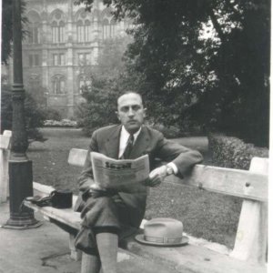 Hochstaedter (Hódosi) Antal, a Parlament előtti padon Sportújságot olvas, 1940. szeptember 22.