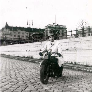 Hochstaedter (Hódosi) Antal, motorkerékpáron a pesti rakparton, 1941. május 11.