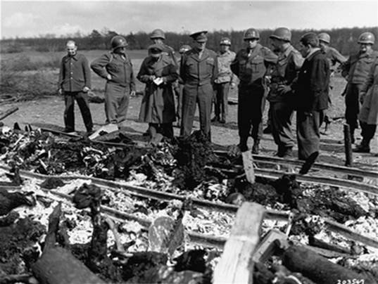 Ohrduf, 1945. Eisenhover és amerikai tábornokok egy hullaégető máglya maradványainál