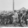 1941 nyara: éhező orosz hadifoglyok élelemért tülekednek (BA)