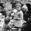 iBirkenau, 1944. Magyar zsidók várakoznak a IV. krematórium előtt. Partizánok?