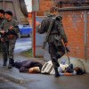Arkan egyik katonája kivégzett muzulmánok holttestét rugdossa az utcán a boszniai Bijeljinában