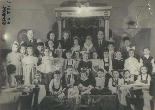 Purim Pécsen, rabbi: Schweitzer József, 1950-es évek