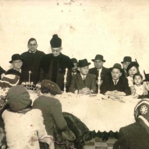 Chanuka ünnepély a Szent István kórházban, 1949. A képen (többek közt): Dr. Friedmann Gyula rabbi, Ábrahámsohn Manó, Vajna József, Reichenberg Jakab, Hübsch Alfréd, Vámos Henrik, Hernstein Lajosné