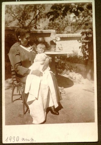 Nagymamával a Naphegy utcai kertben, 1930 aug.