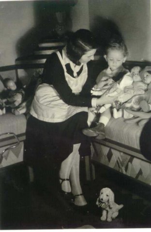 A nevelőnővel, 1933. április