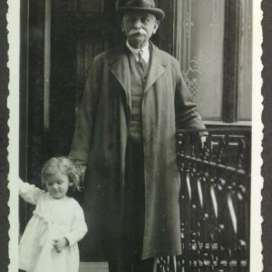 Gradoba utazás reggelén a lakás elott, Spitzer nagypapával, 1932. május 16.