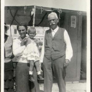 Hazautazás napján Gradoban a kikötoben